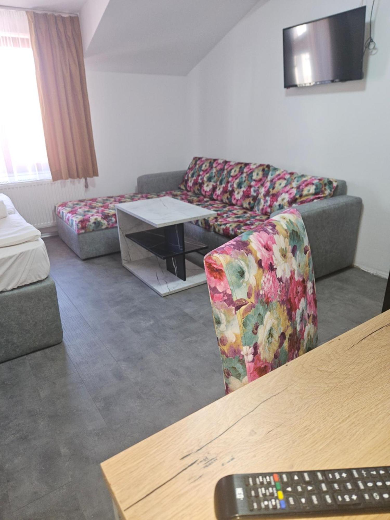 Priyateli - Friends Hotel Veliko Tarnovo Kültér fotó