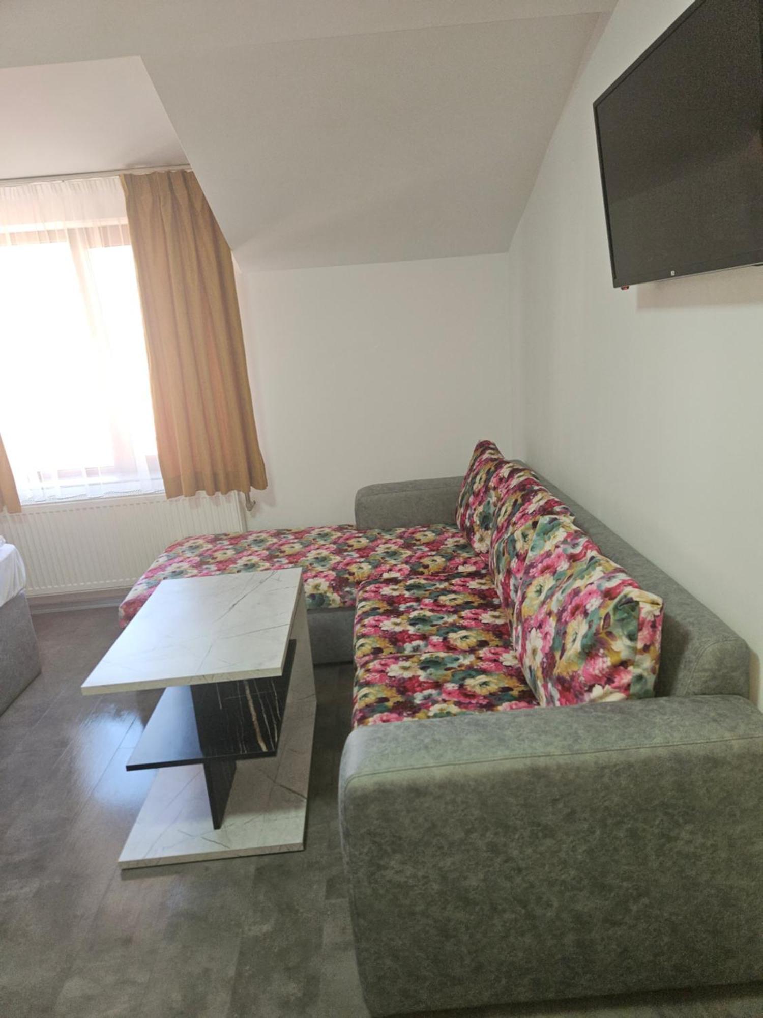 Priyateli - Friends Hotel Veliko Tarnovo Kültér fotó