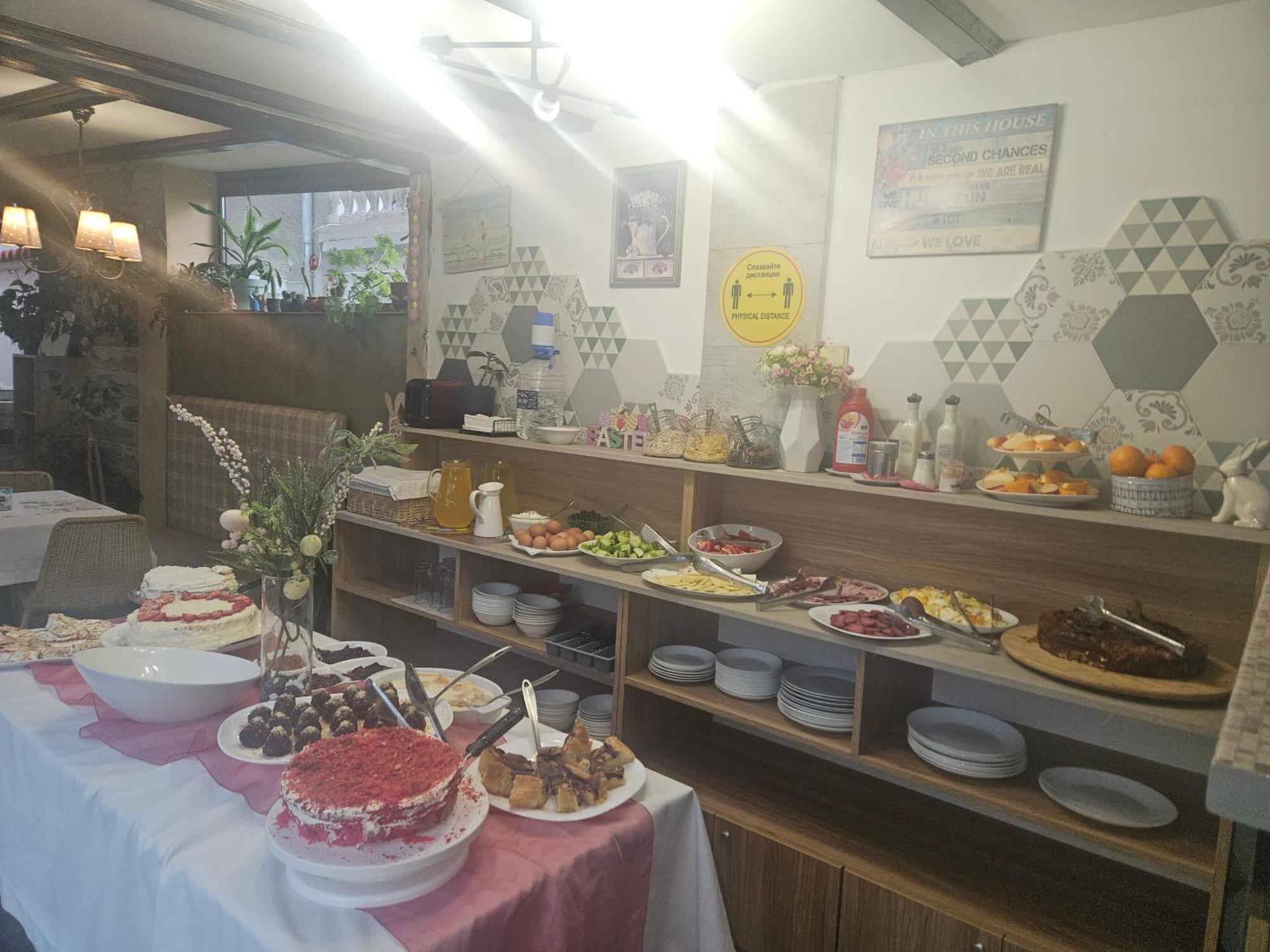Priyateli - Friends Hotel Veliko Tarnovo Kültér fotó