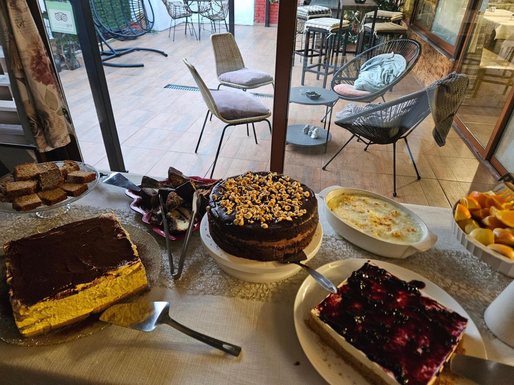 Priyateli - Friends Hotel Veliko Tarnovo Kültér fotó